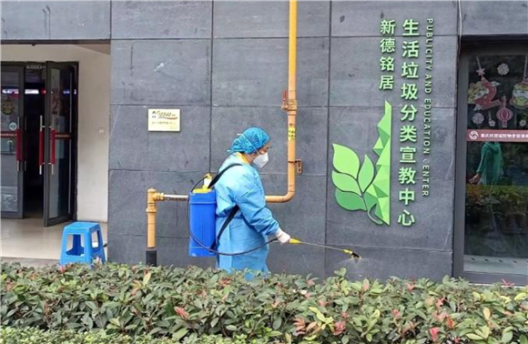 环境保洁人员正在对小区边角落进行消杀。通讯员 黄杰 摄 环境保洁人员正在对小区边角落进行消杀。通讯员 黄杰 摄