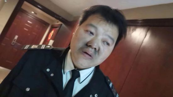 图为业主拍到的物业秩序队员王小波被浓烟熏黑的脸庞。受访者供图 图为业主拍到的物业秩序队员王小波被浓烟熏黑的脸庞。受访者供图